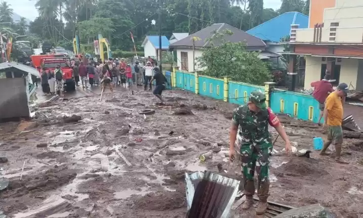 Akses penghubung Kelurahan Rua dan Kastela merupakan jalan lingkar Kota Ternate terputus akibat banjir. (Foto: Antara)