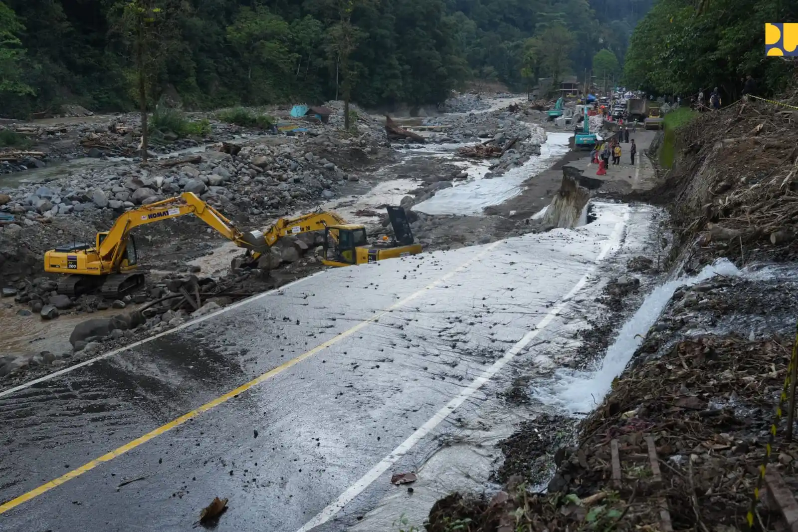 Kementerian Pekerjaan Umum mempercepat penanganan jalan Padang - Bukittinggi, khususnya di Lembah Anai yang terputus karena banjir dan longsor. PU/MI