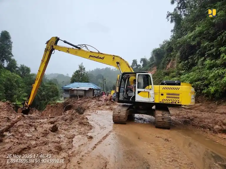 Kementerian PU terus berupaya untuk membersihkan jalan nasional agar bisa tersambung jelang Nataru 2025/2026. (Foto: PU)
