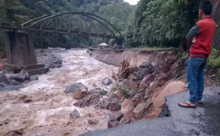 Jalan negara di Silaiang putus total akibat digerus luapan air Sungai Batang Anai. (Foto: Antara)