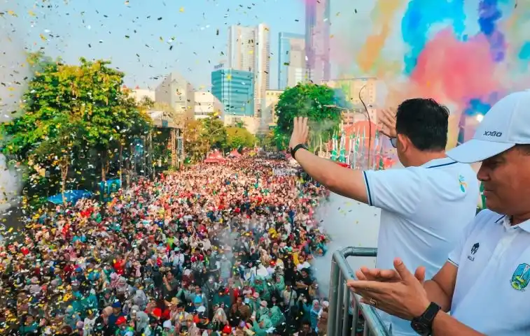 Pj Gubernur Jatim Adhy Karyono saat memberangkatkan puluhan ribu peserta jalan seha. (Foto: Antara)