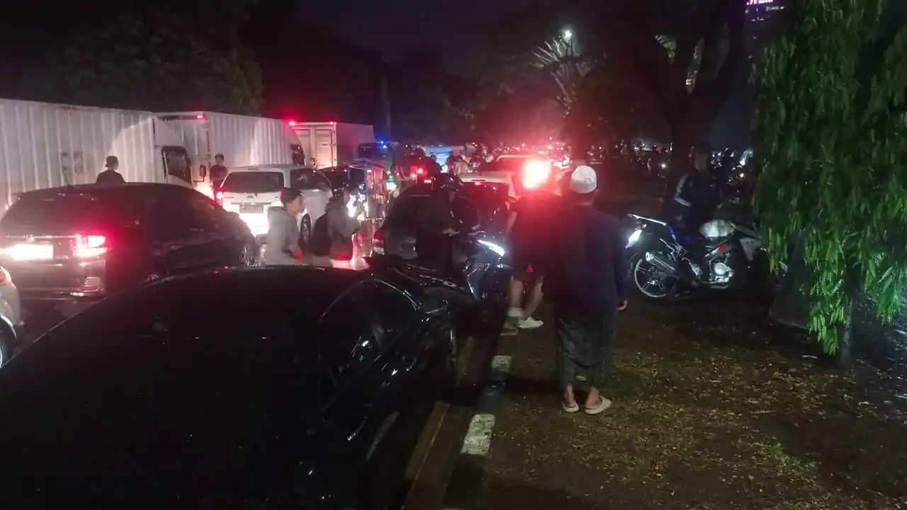 Ribuan kendaraan terjebak kemacetan di Jalan Soekarno Hatta, Kota Bandung, Jawa Barat pada Rabu (23/10/2024) malam akibat banjir. (Foto: MI/Sugiyanto)