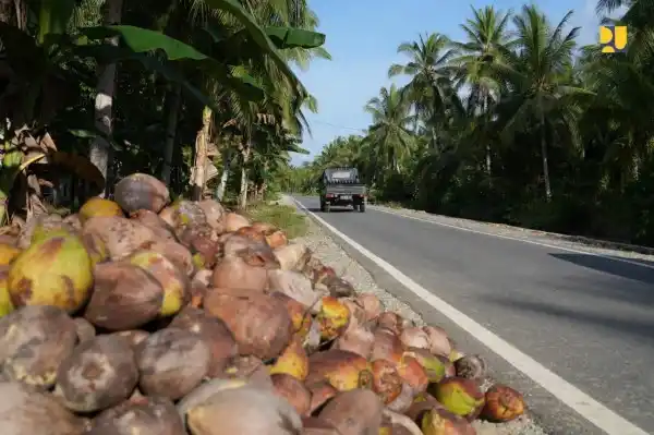 jalan Kementerian PU melakukan percepatan pembangunan jalan guna mempercepat distribusi pangan dan energi. (Foto:dok PU)
