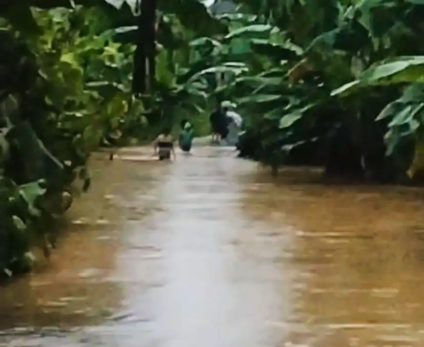 Jalanan Lubuk kuyung menuju Kayu Ubi terendam banjir