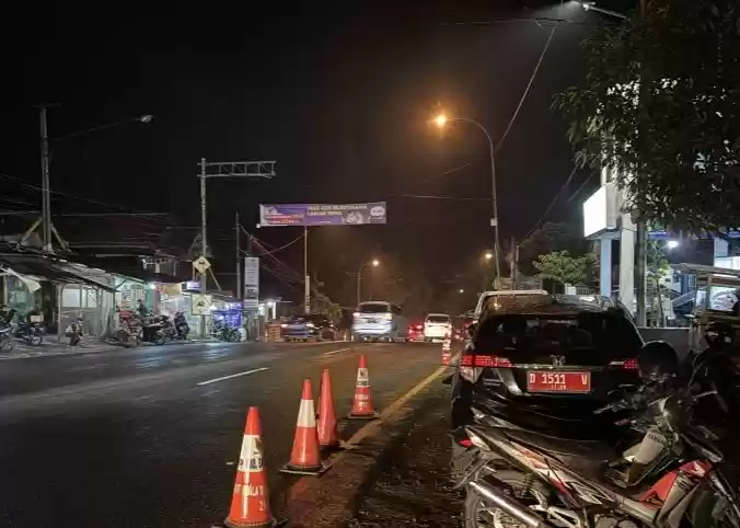 Kondiri arus lalu lintas terpantau ramai lancar di kawasan Jalur Nagreg, Kabupaten Bandung, Jawa Barat, pada Senin (8/4/2024). (Foto: ANTARA)