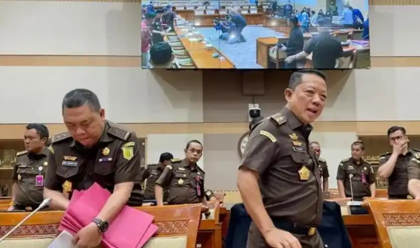 Jampidsus Kejagung Febrie Adriansyah Febrie Adriansyah Jampidsus Kejagung (kanan) didampingi Abdul Qohar Direktur Penyidikan Jampidsus Kejagung (kiri), saat akan rapat dengar pendapat di Komisi III DPR RI, Rabu (5/3/2025)