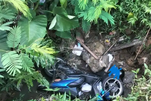 Kondisi jasad perempuan yang tertindih sepeda motor di dalam parit (Foto: Antara)
