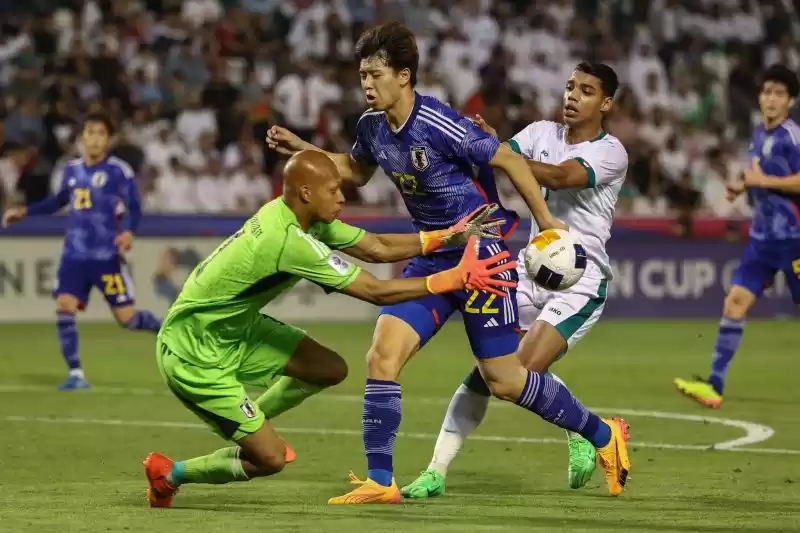 Kiper Jepang berusaha menangkap bola, saat pertandingan semifinal kontra Irak pada semifinal Piala Asia U23 di Jassim Bin Hamad Stadium, Doha, Senin (29/4/2024). [Foto: AFP]