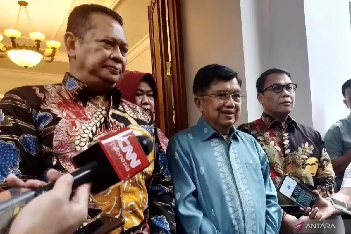Ketua MPR RI, Bambang Soesatyo bersama Wakil Presiden Ke-10 dan 12 RI, Jusuf Kalla (tengah) (Foto: Antara)