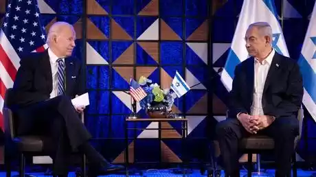Joe Biden (kiri) bertemu dengan Benjamin Netanyahu di Tel Aviv, Israel, 18 Oktober 2023 (Foto: AFP)
                                    class=