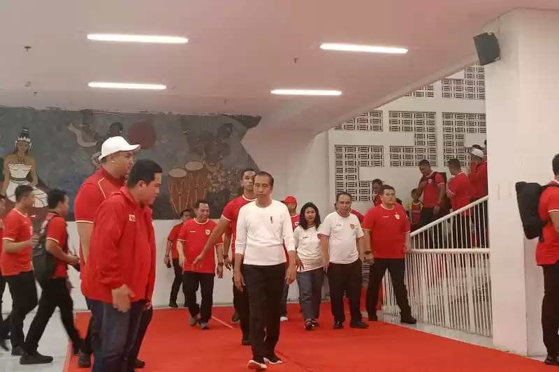 Presiden Joko Widodo (Jokowi) usai menyaksikan pertandingan timnas Indonesia melawan Filipina di Stadion Utama Gelora Bung Karno, Jakarta, Selasa (11/6/2024). [Foto: ANTARA]