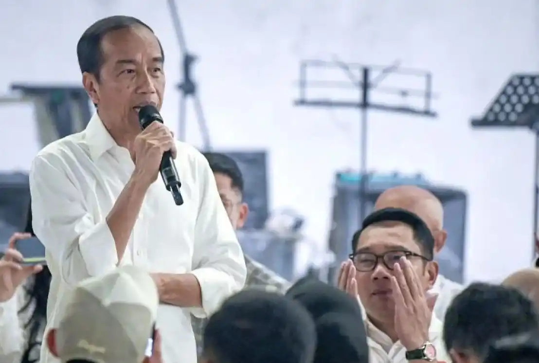 Jokowi Presiden ke-7 RI Joko Widodo (kiri) menyampikan pandangan politiknya bersama Calon Gubernur DKI Jakarta Ridwan Kamil (kanan) pada acara dialog bersama di Jakarta, Senin (18/11/2024).