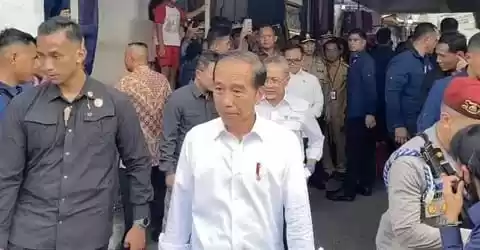 Presiden Joko Widodo (Jokowi) seusai kunjungan di Pasar Baru Karawang, Jawa Barat, Rabu, 8 Mei 2024 (Foto: Ist)
