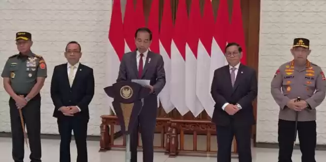 Presiden RI Joko Widodo (Jokowi) memberikan keterangan menjelang keberangkatan ke Abu Dhabi, Persatuan Emirat Arab, dari Pangkalan TNI AU Halim Perdanakusuma, Jakarta, Selasa (16/7/2024). [Foto: ANTARA]