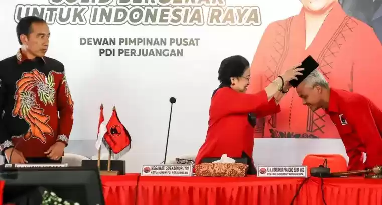 Saat Presiden Joko Widodo (Jokowi) melihat Ketum PDIP Megawati Soekarnoputri memakaikan peci hitam kepada Ganjar Pranowo dalam sebuah acara PDIP (Foto: Istimewa)