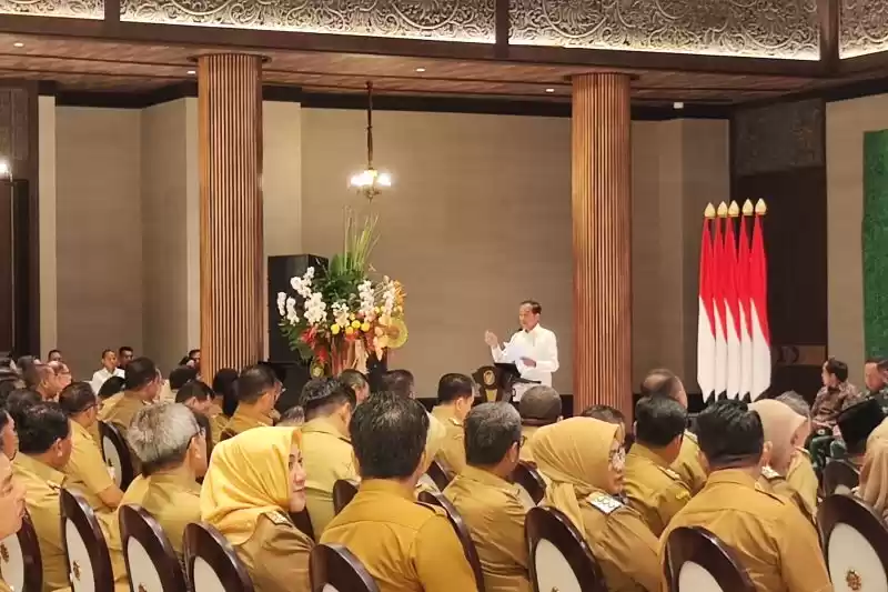 Presiden Joko Widodo (Jokowi) memberikan arahan kepada ratusan kepala daerah di Istana Negara IKN, Kalimantan Timur, Selasa (13/8/2024). (Foto: ANTARA)