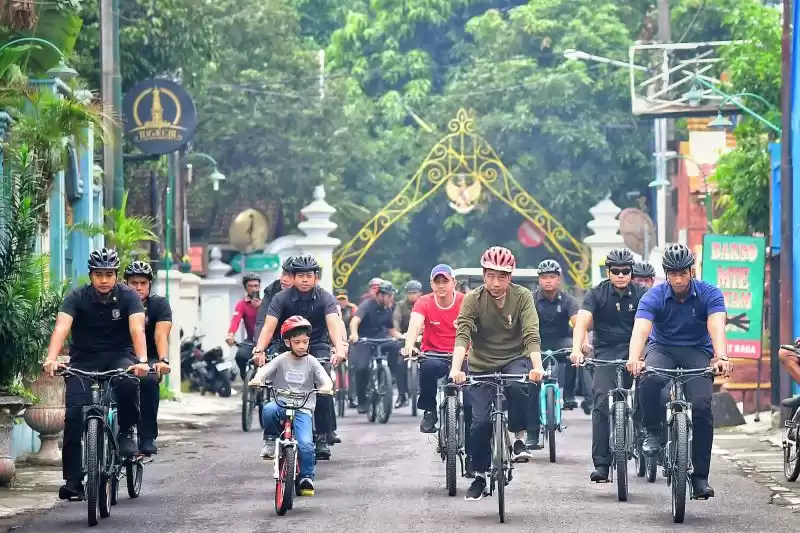 Presiden Joko Widodo (Jokowi) bersepeda bersama Jan Ethes, dengan pengawalan Pasukan Pengamanan Presiden, di kawasan Yogyakarta, Sabtu (25/5/2024). [Foto: Doc. Setpres]