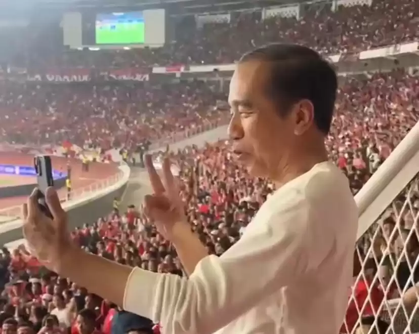 Momen Presiden Joko Widodo (Jokowi) membuat video blogging (vlog) menggunakan telepon genggamnya, usai kemenangan timnas Indonesia vs Filipina dengan skor 2-0 [Foto: Tangkapan Layar Instagram]