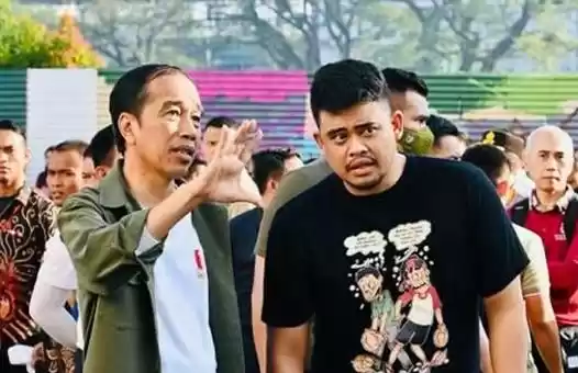 Presiden Joko Widodo berbincang dengan Wali Kota Medan sekaligus menantunya, Bobby Nasution saat Car Free Day (CFD) di Kota Medan, Sumatera Utara, Minggu, 12 Februari 2023. (Foto: BPMI Setpres)