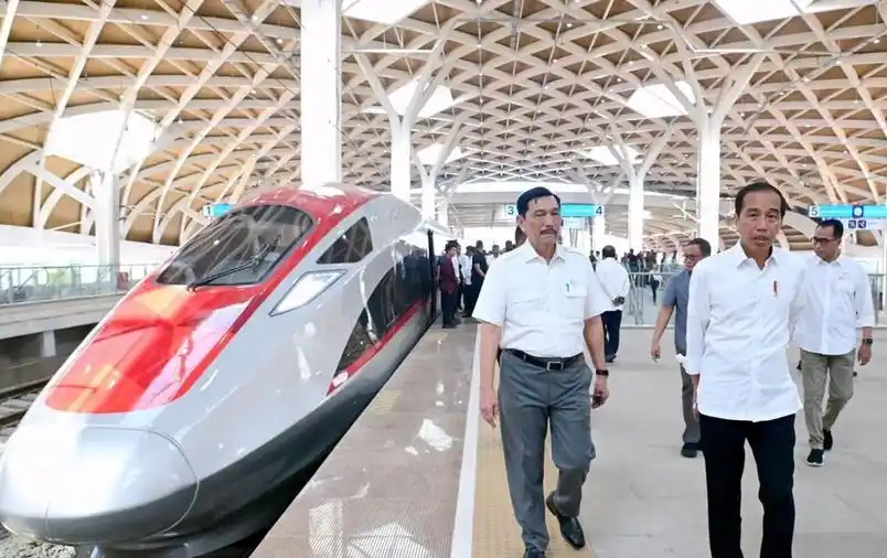 Mengungkap Dalang Pengalihan Kereta Whoosh ke China Berujung Mark Up 50% Presiden Joko Widodo alias Jokowi dan Luhut Binsar Panjdaitan menjajal naik Kereta Cepat Jakarta-Bandung (Foto: Dok MI/KAI)