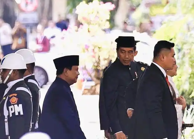 Presiden Jokowi dan Ibu Negara Iriana Joko Widodo berbincang dengan Presiden Terpilih Prabowo Subianto. (Foto: Antara)