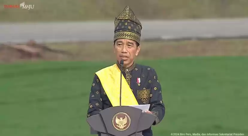 Presiden Joko Widodo (Jokowi) menjadi inspektur upacara peringatan Hari Lahir Pancasila 2024 di Lapangan Garuda Pertamina Hulu Rokan, Riau, Sabtu (1/6/2024). [Foto: Setpres]