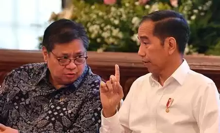 Jokowi ikut campur mundurnya Airlangga