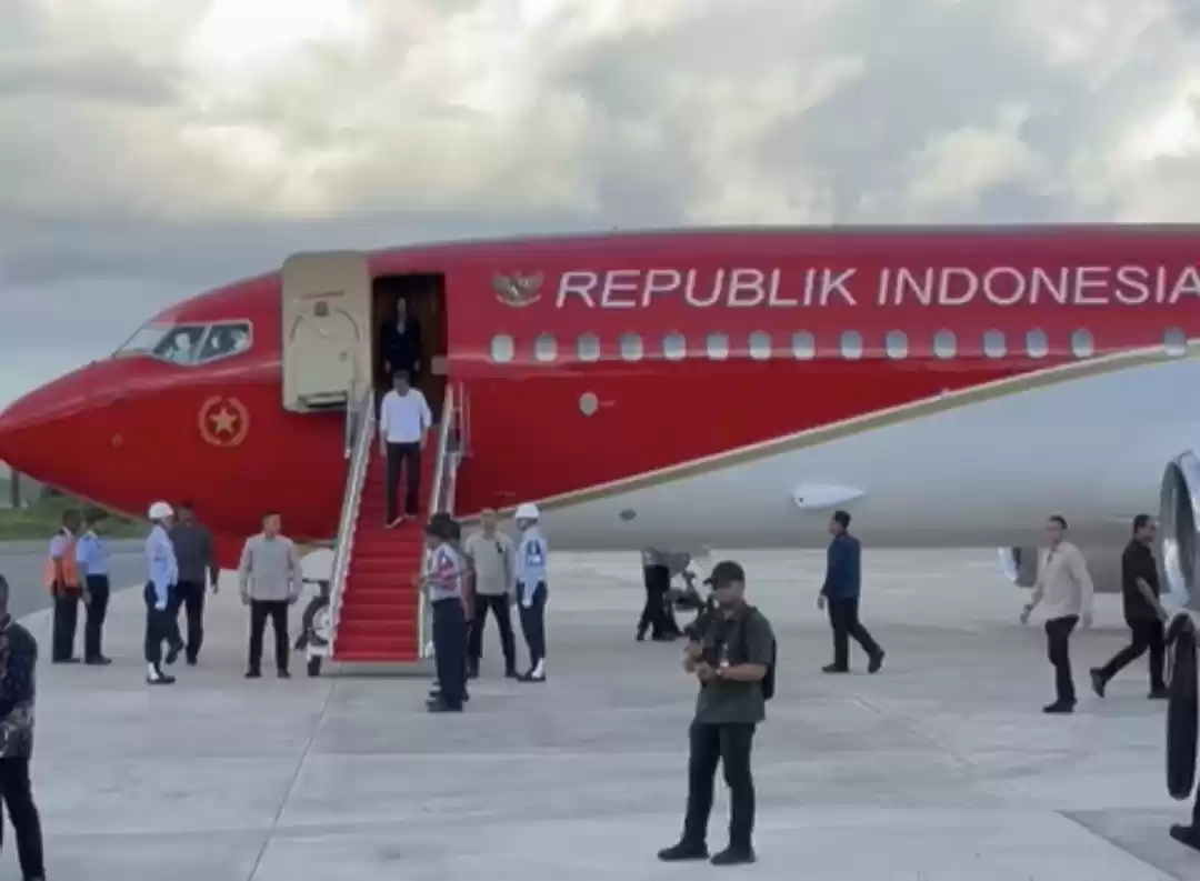 Presiden Joko Widodo tiba di Bandara Haluoleo Kendari, Sultra, Minggu (12/5/2024) (Foto: Dok MI/Aswan)