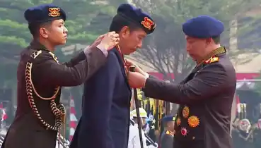 Kapolri Jenderal Listyo Sigit Prabowo, resmi menganugerahi Presiden Joko Widodo (Jokowi) medali kehormatan keamanan dan keselamatan publik Loka Praja Samrakshana. [Foto: Tangkapan layar]