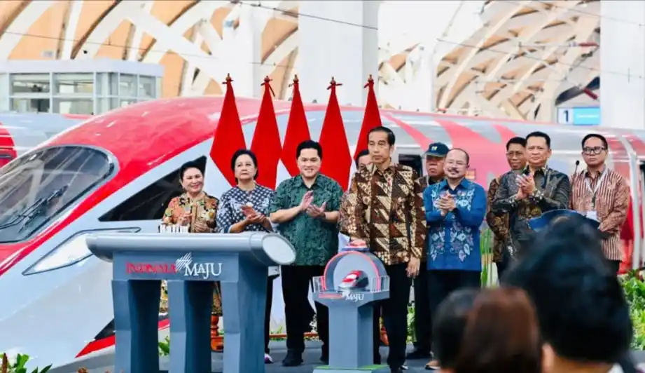 PEPS Prediksi Kerugian Negara dari Whoosh Rp 73,5 T: Konsorsium BUMN Ketar-ketir! Presiden Jokowi meresmikan beroperasinya Kereta Cepat Jakarta-Bandung “Woosh” di Stasiun Halim, Jakarta Timur, Senin (10/2). (Foto: Courtesy/Biro Setpres)
