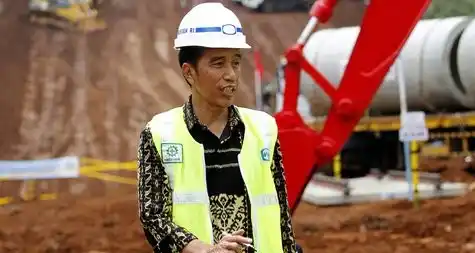 Jokowi saat meninjau proyek Kereta Cepat Jakarta - Bandung (Whoosh) (Foto: Istimewa)