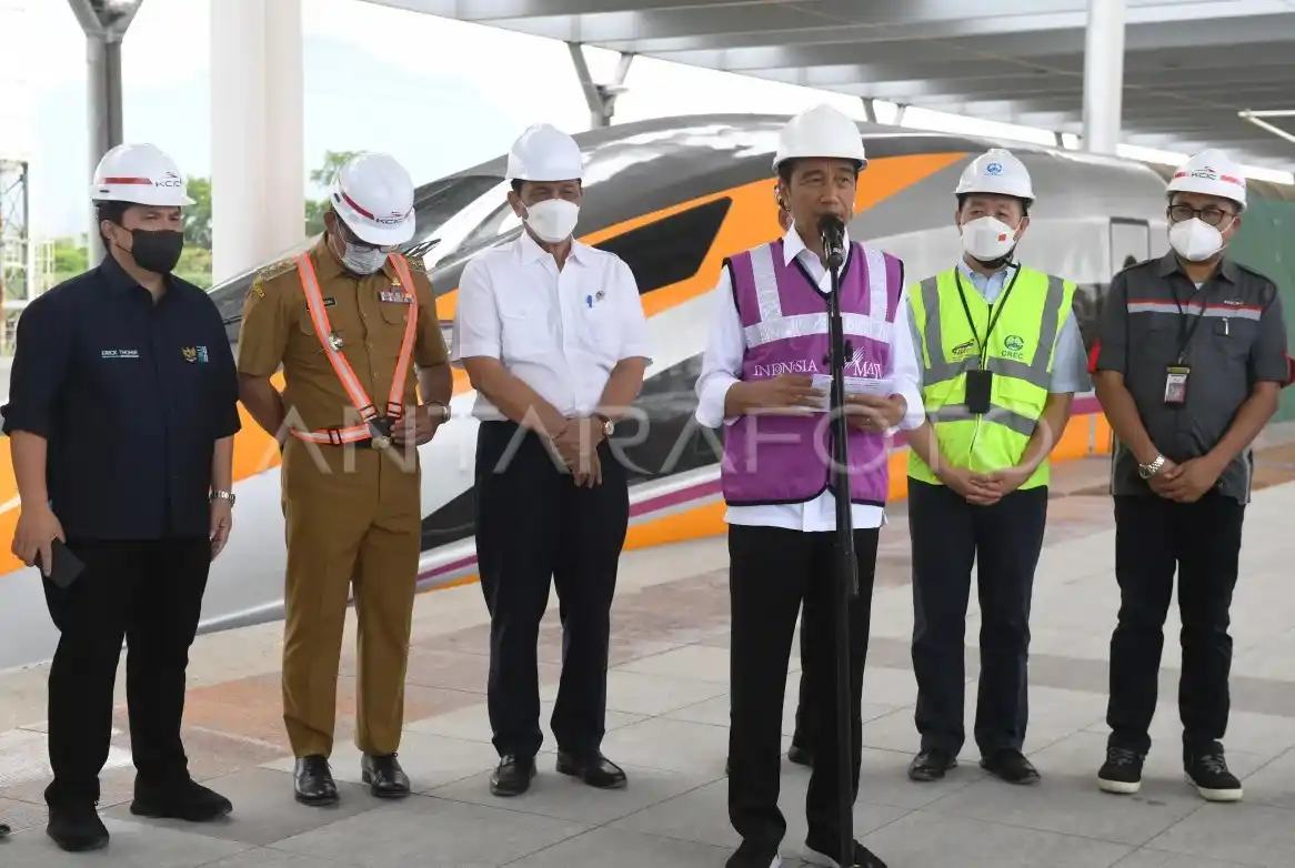 KPK Sudah Lama Tahu Dugaan Mark Up Proyek Whoosh hingga Kaki Agus Pambagio Diinjak Wantimpres! Presiden Joko Widodo (ketiga kanan) didampingi Menko Maritim dan Investasi Luhut Binsar Pandjaitan (ketiga kiri), Menteri BUMN Erick Thohir (kiri), Gubernur Jawa Barat Ridwan Kamil (kedua kiri) dan Direktur Utama PT Kereta Cepat Indonesia China (KCIC) Dwiyana Slamet Riyadi (kanan) memberikan keterangan kepada wartawan saat meninjau proyek Kereta Cepat Jakarta Bandung di Stasiun Tegalluar, Kabupaten Bandung, Jawa Barat, (13/10/2022). Progres pembangunan proyek Kereta Cepat Jakarta Bandung telah mencapai 88,8 persen dan direncanakan beroperasi pada Juli 2023.