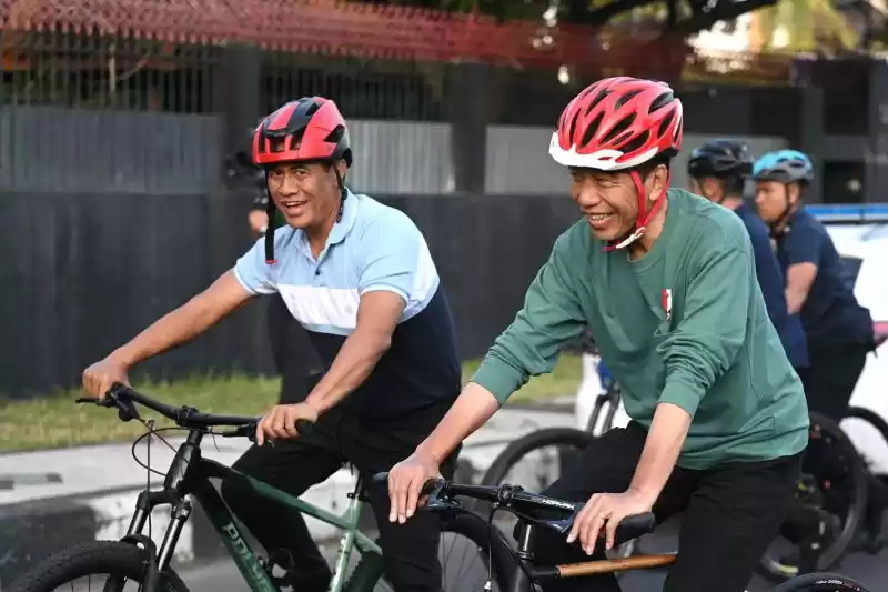 Presiden Joko Widodo (Jokowi) bersepeda di Nusa Tenggara Barat, Rabu (1/5/2024). [Foto: Setpres]