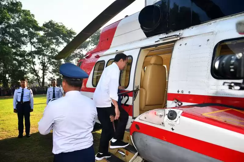 Presiden Joko Widodo menggunakan helikopter Super Puma TNI AU untuk melanjutkan agenda kunjungan kerjanya ke Kabupaten Lampung Barat, Jumat (12/7/2024). (Foto: Biro Pers Sekretariat Presiden RI)