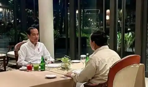 Presiden Joko Widodo dan Presiden Terpilih Prabowo Subianto, santap malam berdua di Jakarta, Selasa (8/10/2024). (Foto: Instagram/@jokowi)