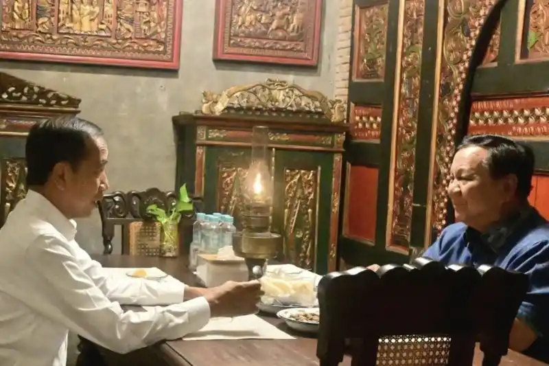 Suasana pertemuan empat mata Presiden Prabowo Subianto dengan Presiden Ke-7 RI Joko Widodo (Jokowi) di salah satu rumah makan di kawasan Solo, Jawa Tengah, Minggu (3/11/2024). [Foto: Instagram]