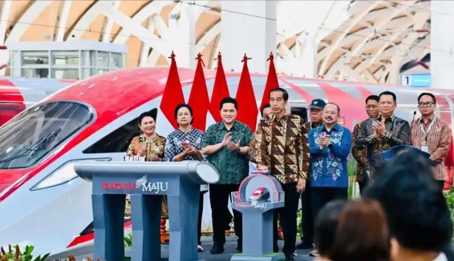 Presiden Jokowi meresmikan beroperasinya Kereta Cepat Jakarta-Bandung “Woosh” di Stasiun Halim, Jakarta Timur, Senin (10/2). (Foto: Courtesy/Biro Setpres)