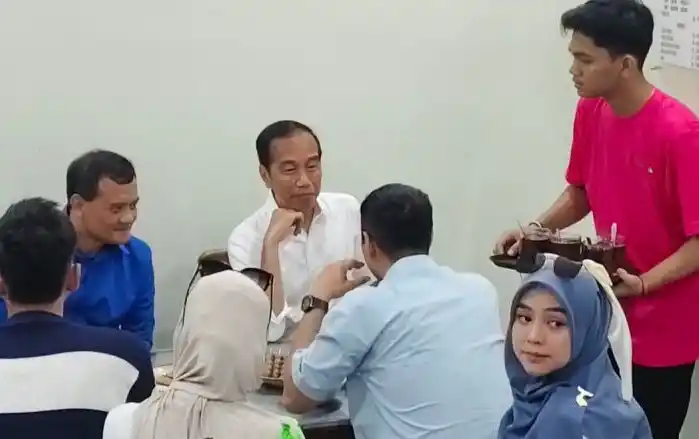Jokowi sarapan bersama Ahmad Luthfi di Solo, Jawa Tengah (Foto: Antara)