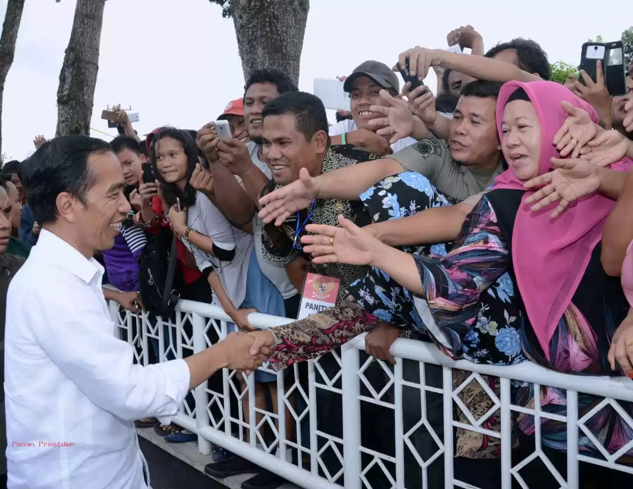 Presiden Joko Widodo saat bersalaman dengan warga (Foto: Istimewa)
