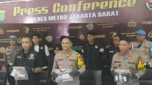 Jumpa pers pengungkapan kasus narkoba, yang melibatkan artis Epy Kusnandar dan Yogi Gamblez di Polres Metro Jakarta Barat, Jumat (17/5/2024). [Foto: ANTARA]