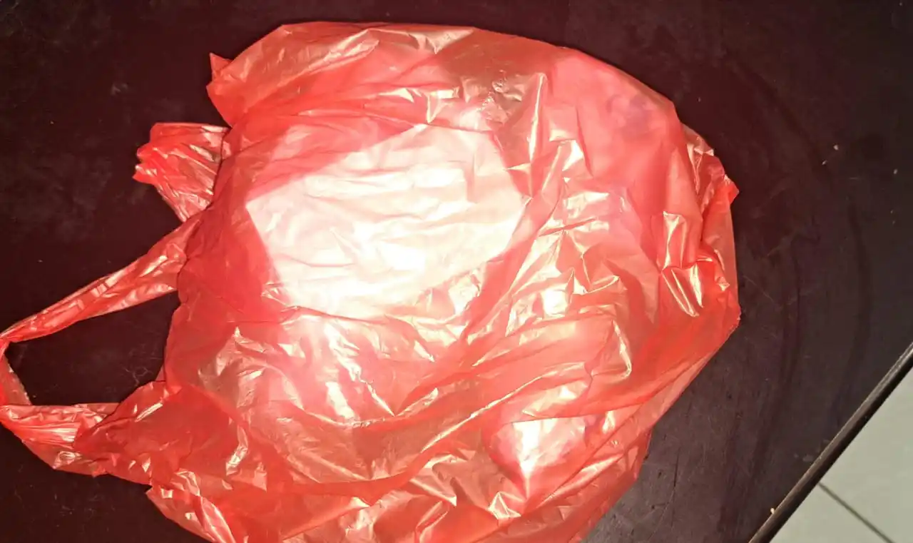 Paket makanan yang dikirim ke kantor Monitorindonesia.com oleh orang tak dikenal, Jum'at (18/10/2024) (Foto: Dok MI)