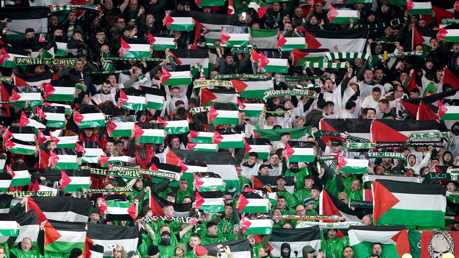 Supporter Celtic Mengibarkan Bendera Palestina (Foto : SkyNews)
