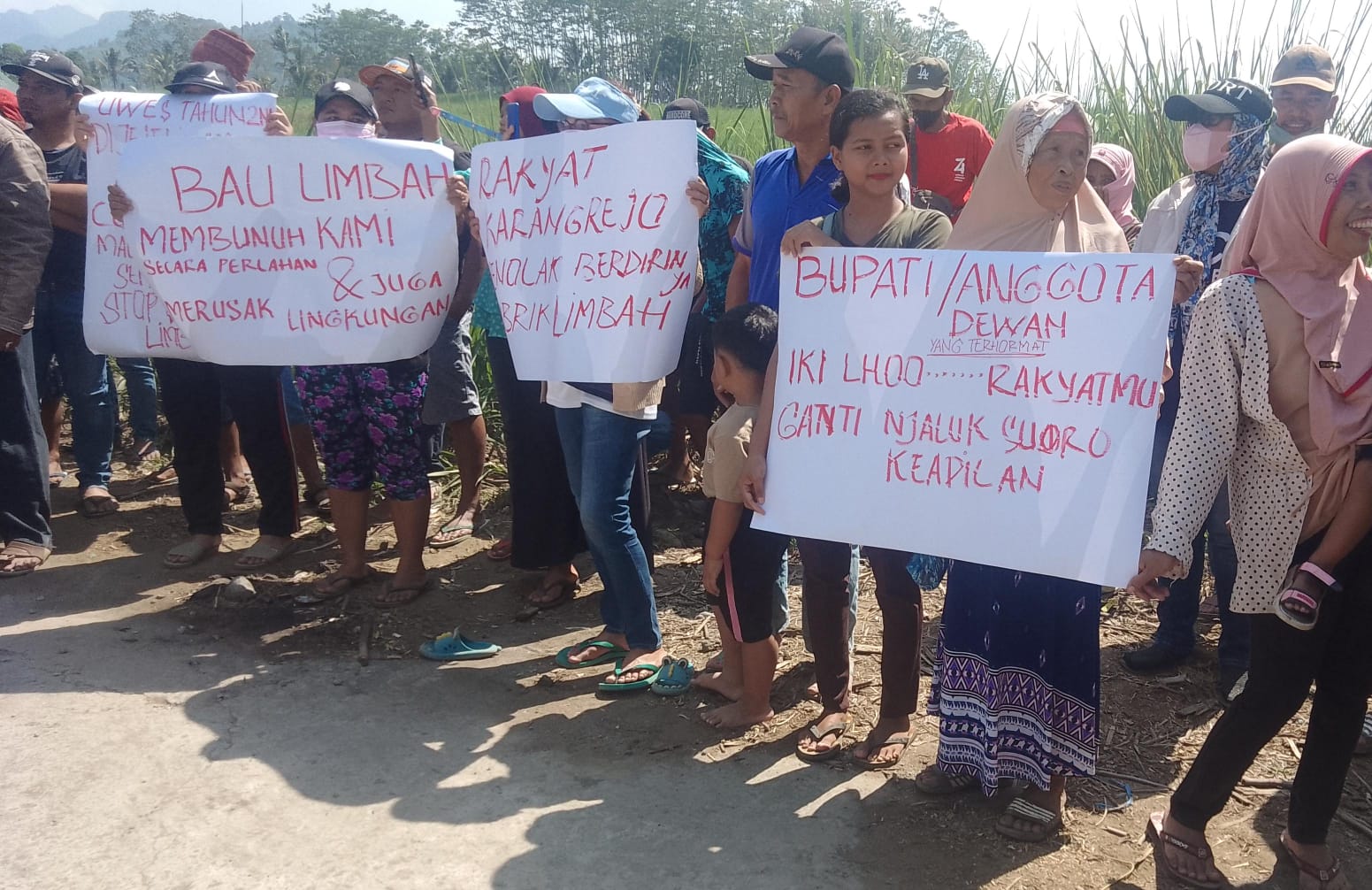 Aksi unjuk rasa masyarakat dusun Sumberjo, Desa Karangrejo di depan pabrik (Foto: MI/JK)