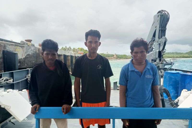 Tiga tersangka pemboman ikan yang ditangkap oleh aparat kepolisian di Rote Ndao. (Foto: ANTARA)