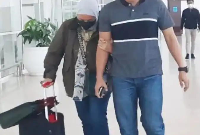 Kepala Bidang Cipta Karya Dinas PUPR Kalimantan Selatan Yulianti Erlinah (kiri) saat digiring petugas KPK memasuki gedung terminal Bandara Syamsudin Noor di Banjarmasin, Kalimantan Selatan, Senin (7/10/2024) pukul 16.50 Wita