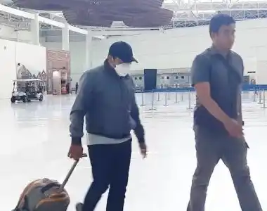 Salah satu tersangka sedang dikawal petugas KPK (Foto: Dok MI)