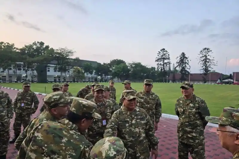 Anggota Kabinet Merah Putih bersiap mengikuti latihan baris berbaris di lapangan Sapta Marga, Akmil, Magelang, Provinsi Jawa Tengah, Jumat (25/10/2024). (Foto: Doc. Kantor Staf Kepresidenan)