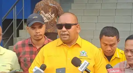 Kader Partai Golkar, Adrianus Agal membuat laporan polisi ke Polda Metro Jaya terkait penyebaran hoaks, Jum'at (15/11/2024) (Foto: Fajar)