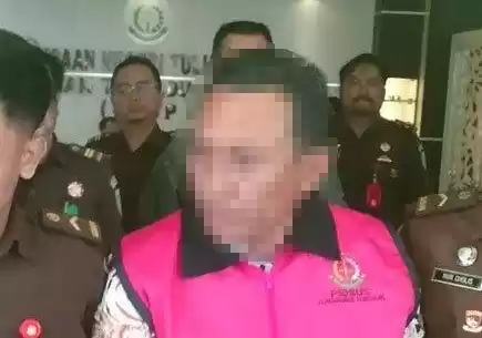 Kades Tambakrejo, Kecamatan Sumbergempol digiring ke mobil tahanan Kejari Tulungagung, Rabu (18/9/2024).