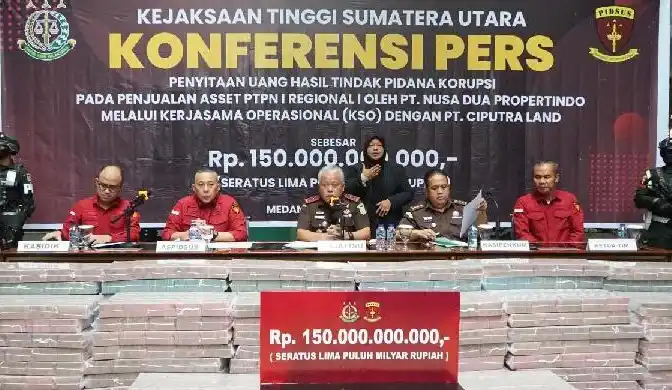 Kepala Kejaksaan Tinggi Sumatera Utara Harli Siregar menggelar konferensi pers terkait pengembalian kerugian negara sebesar Rp 150 miliar dari anak usaha Ciputra Land, PT Deli Megapolitan, Rabu (22/10/2025) (Foto: Dok MI/Kejati Sumut)